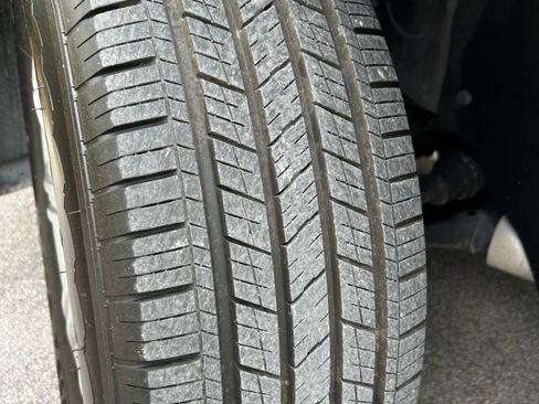 Used 2019 GMC Acadia SLE image 17