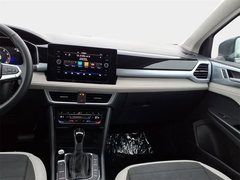 Certified 2025 Volkswagen Taos SE w/ Panoramic Sunroof Package image 15