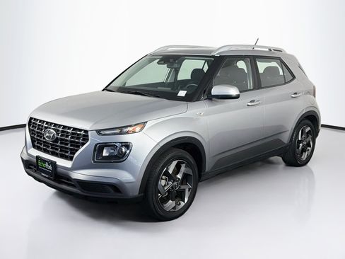 Used 2025 Hyundai Venue SEL FWD image 3