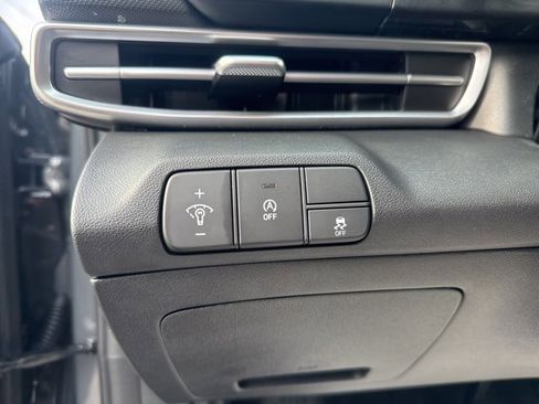 Certified 2025 Hyundai Elantra SE image 24