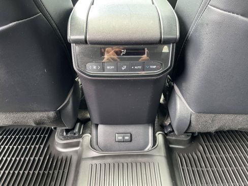 Used 2022 Toyota Highlander XLE AWD/4WD image 39
