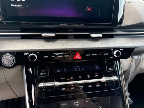 Certified 2024 Kia Carnival EX FWD image 8