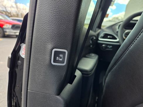 Used 2026 Chrysler Pacifica Select FWD image 36