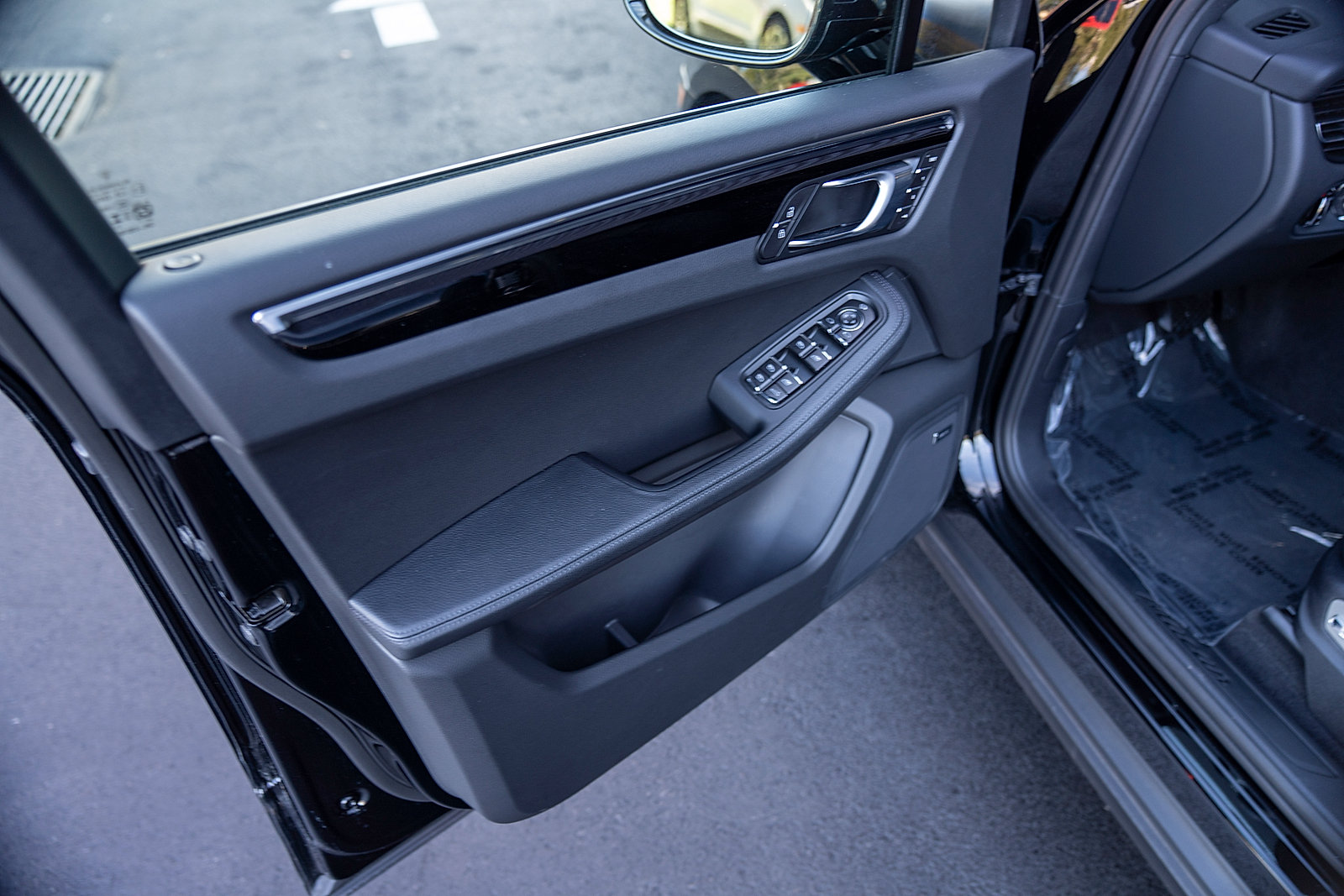 Certified 2026 Porsche Macan AWD/4WD image 16