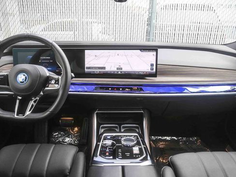 Used 2025 BMW i7 eDrive50 w/ M Sport Package image 9