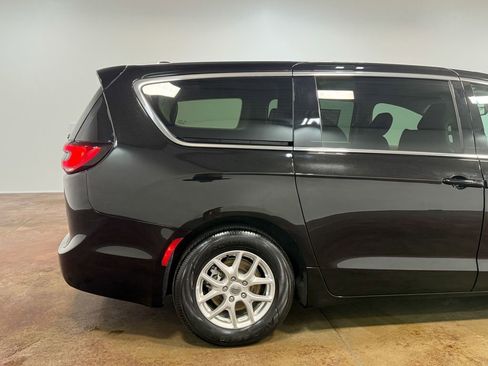 Used 2024 Chrysler Pacifica Touring-L image 32