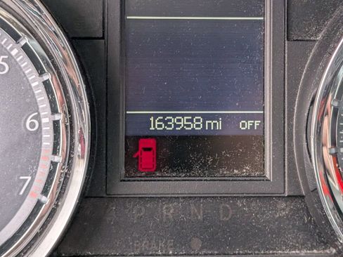 Used 2014 Chrysler Town & Country Touring image 17