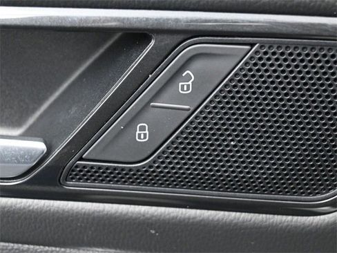 Used 2023 Volkswagen Tiguan SE image 14