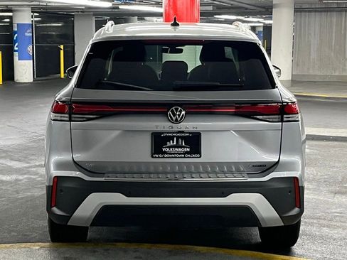 New 2025 Volkswagen Tiguan SE image 34
