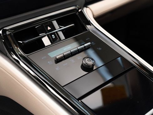 Used 2025 Porsche Panamera 4 image 30