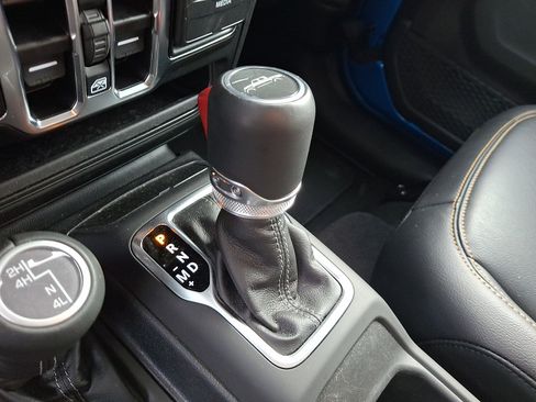 Used 2025 Jeep Gladiator Sport AWD/4WD image 14