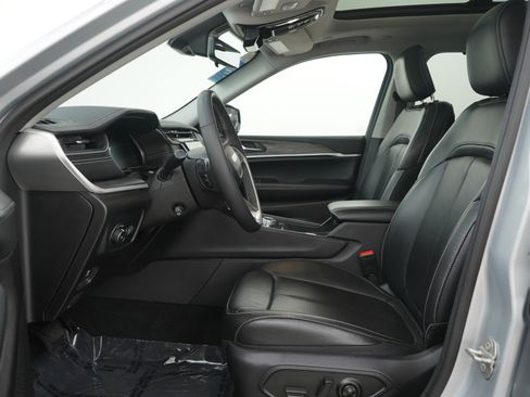 Used 2023 Jeep Grand Cherokee L Limited w/ Luxury Tech Group II image 20