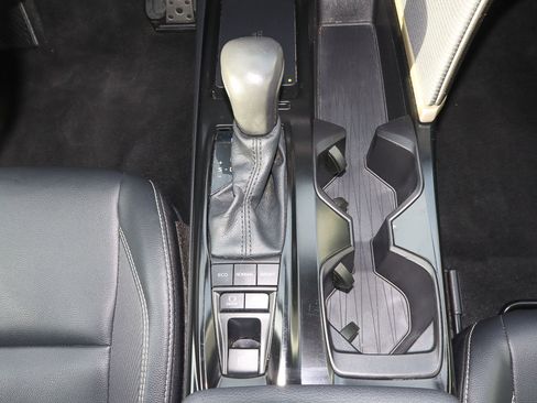 Used 2025 Toyota Camry SE image 11