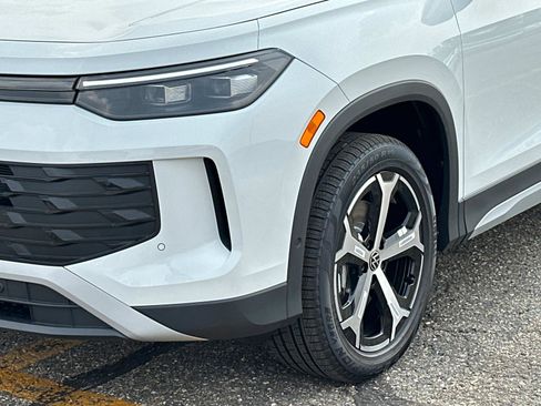 New 2025 Volkswagen Tiguan SE image 8