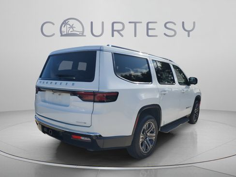 Used 2024 Jeep Wagoneer Series II w/ Flexible Seating Group RWD image 3