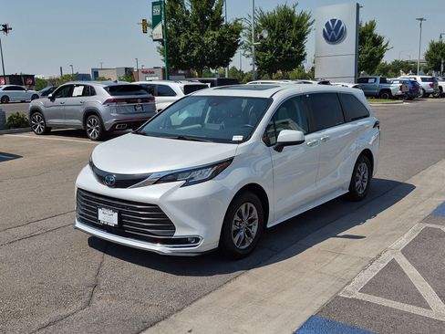 Used 2023 Toyota Sienna XLE FWD image 11