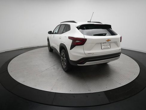 Used 2024 Chevrolet Trax LT w/ Sunroof Package FWD image 33