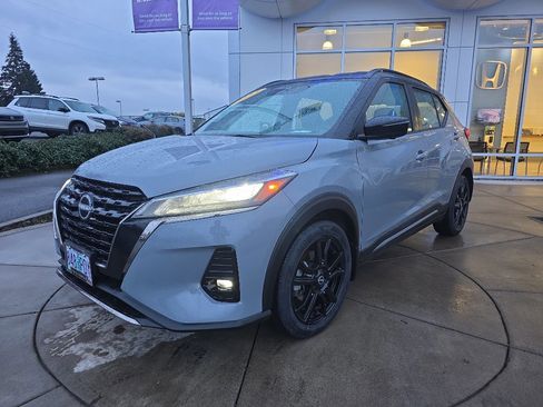 Used 2023 Nissan Kicks SR w/ SR Premium Package image 2