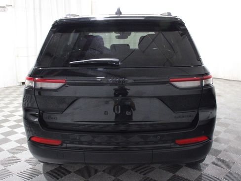 Used 2023 Jeep Grand Cherokee Limited w/ Black Appearance Package AWD/4WD image 33