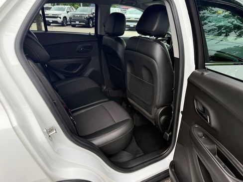 Used 2020 Chevrolet Trax LT w/ LT Convenience Package FWD image 14