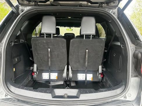 Used 2018 Ford Explorer XLT w/ Equipment Group 202A FWD image 17
