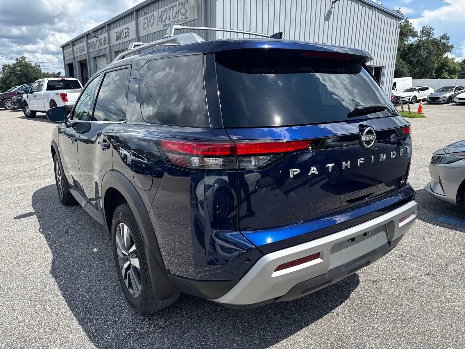 Used 2023 Nissan Pathfinder SL FWD image 11