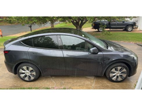 Used 2024 Tesla Model Y Long Range RWD image 3