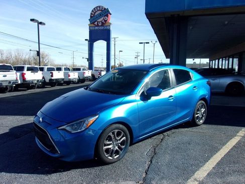 Used 2019 Toyota Yaris XLE image 1