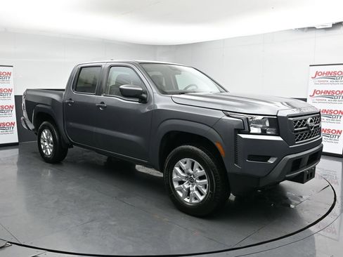 Used 2023 Nissan Frontier SV image 2