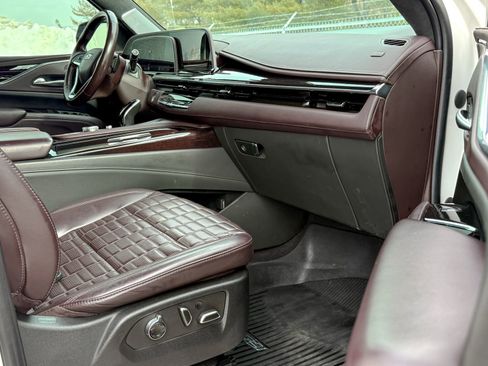 Used 2022 Cadillac Escalade Sport Platinum w/ LPO, ONYX Package image 11