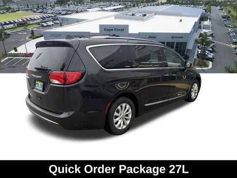Used 2018 Chrysler Pacifica Touring-L FWD image 3