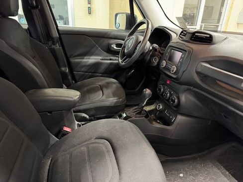 Used 2016 Jeep Renegade Latitude image 6