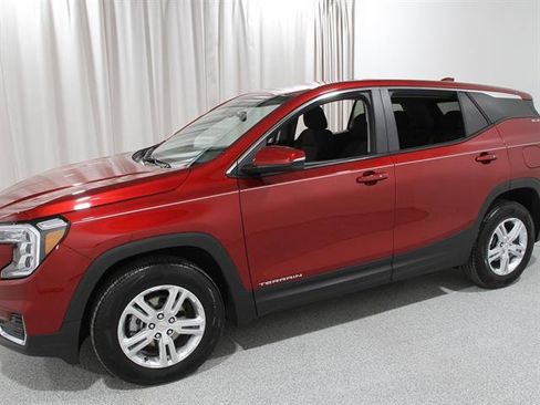 Used 2024 GMC Terrain SLE image 3