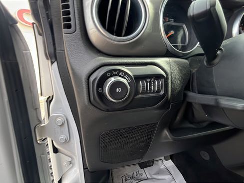 Used 2018 Jeep Wrangler Unlimited Sahara w/ Uconnect 4C Nav & Sound Group AWD/4WD image 11