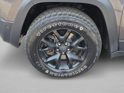 Used 2017 Jeep Cherokee Trailhawk AWD/4WD image 9