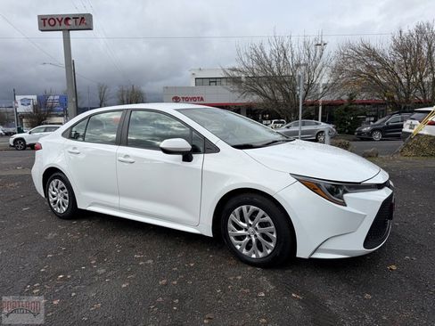 Used 2022 Toyota Corolla LE image 1