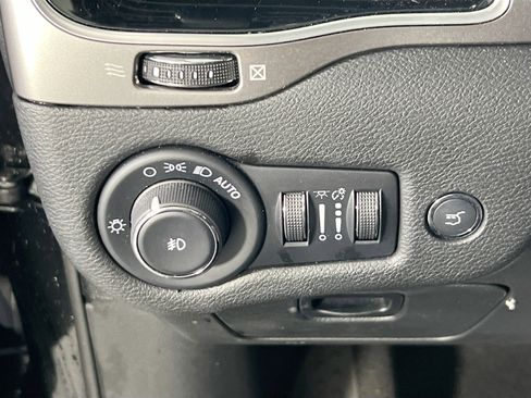 Used 2022 Jeep Cherokee Limited image 10