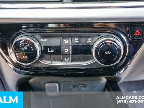 Used 2025 Chevrolet Trax LT FWD image 39