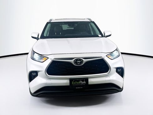 Used 2024 Toyota Highlander XLE image 2
