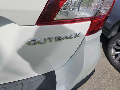 Used 2018 Subaru Outback 2.5i Touring AWD/4WD image 4