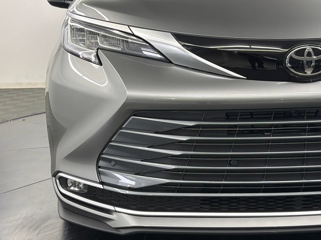 Used 2026 Toyota Sienna Limited FWD image 9