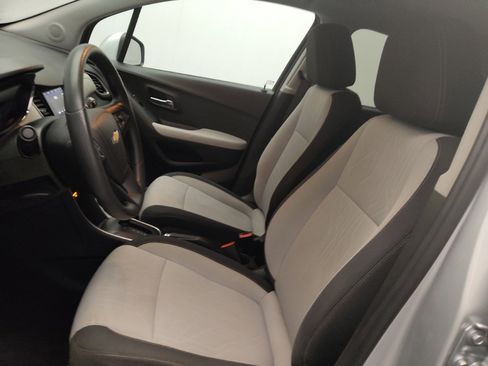 Used 2020 Chevrolet Trax LT image 17