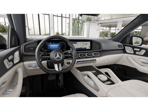 Used 2025 Mercedes-Benz GLS 450 4MATIC image 2