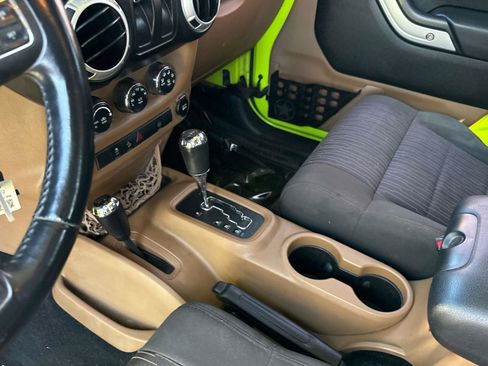 Used 2012 Jeep Wrangler Sahara w/ Connectivity Group AWD/4WD image 18