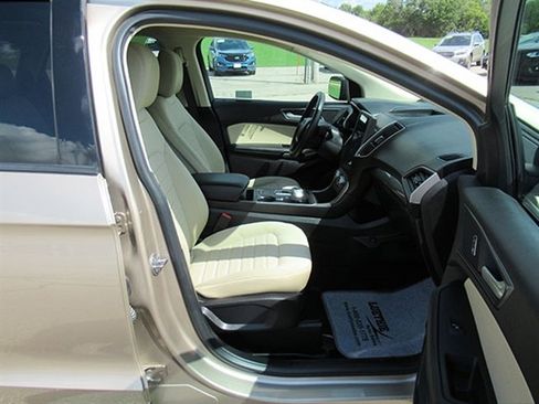 Used 2021 Ford Edge SE image 13