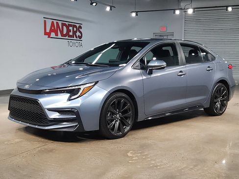 Used 2025 Toyota Corolla SE FWD image 3