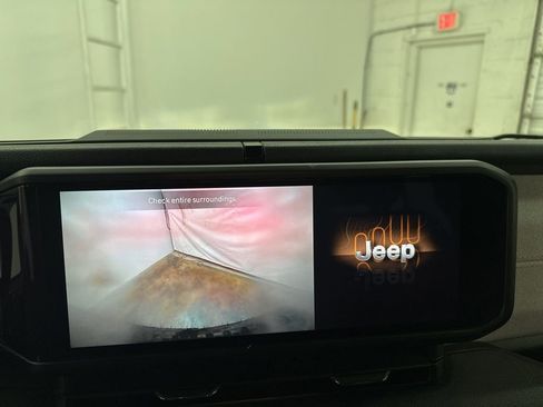 Used 2024 Jeep Wrangler Unlimited image 18