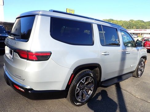 Used 2023 Jeep Wagoneer Series III w/ Preferred Equipment Group image 7