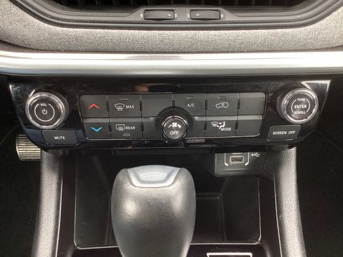 Used 2024 Jeep Compass Latitude image 20