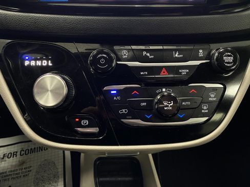 Used 2024 Chrysler Pacifica Touring-L image 24